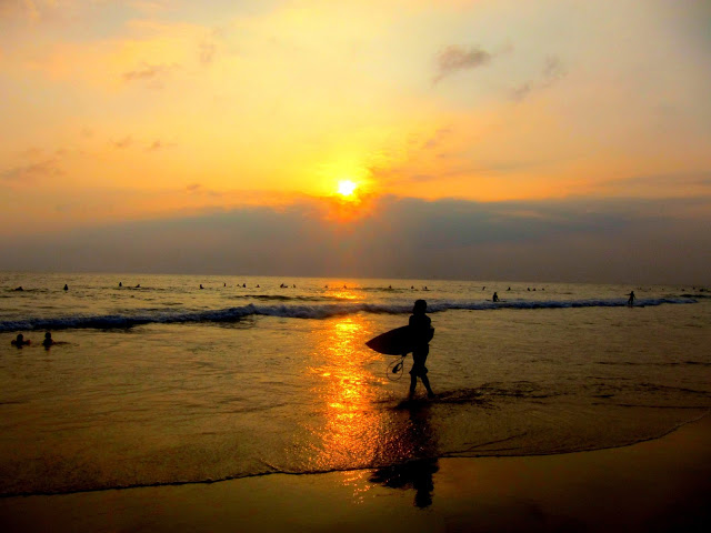 Hikkaduwa surfer i solnedgang