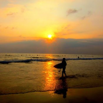 Hikkaduwa surfer i solnedgang