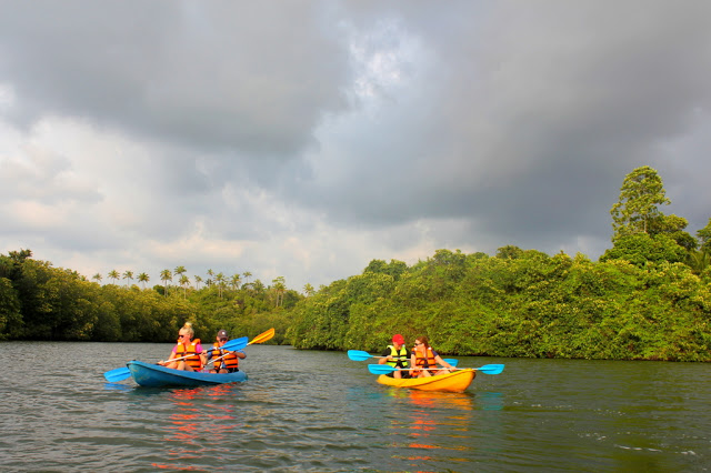 Padle Kayak på innsjø Sri Lanka